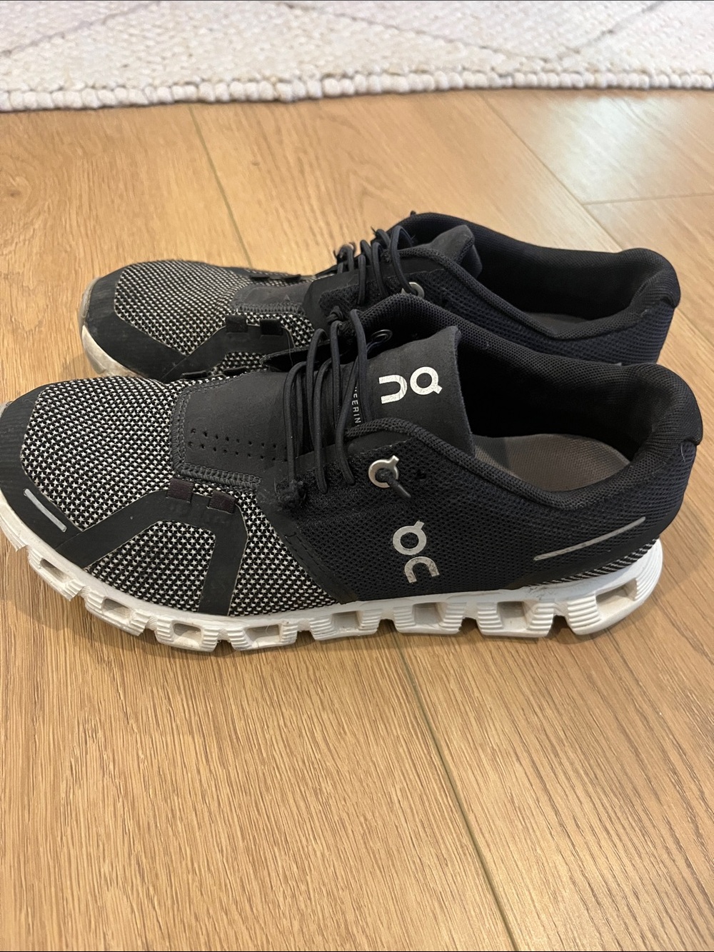 On Cloud 5 size 7 women’s Black & White Running Shoes - Picture 4 of 7